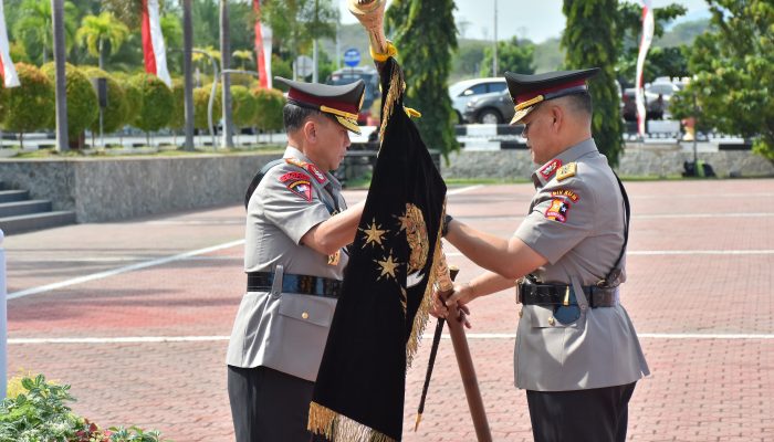 Serah Terima Pataka Wira Dharma Brata jadi Simbol Kepemimpinan Baru di Polda Sulteng
