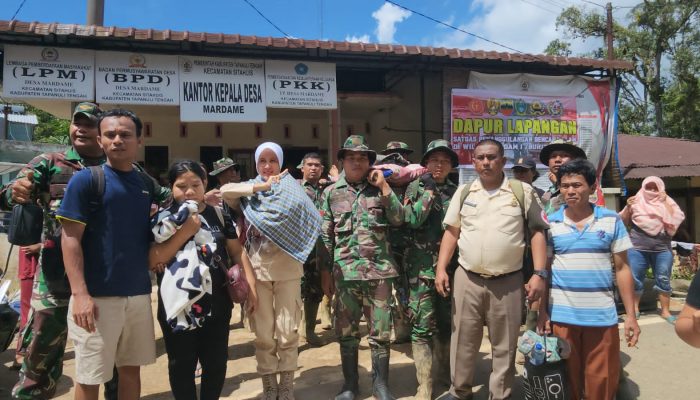 Satgas Gulbencal Kesdam I/Bukit Barisan Bersama Yonif 125/SMB Mengevakuasi Pasien Lewat Udara Gunakan Helikopter di Tapanuli Tengah