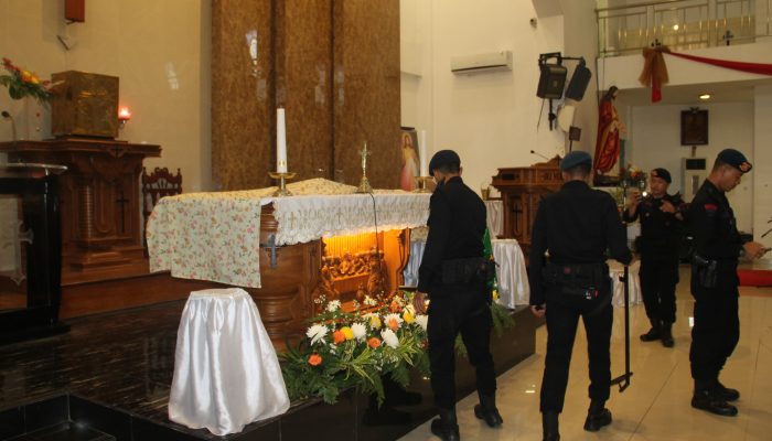 Pastikan Gereja tempat Ibadah Bebas dari Ancaman, Tim Tindak Brimob Lakukan Sterilisasi