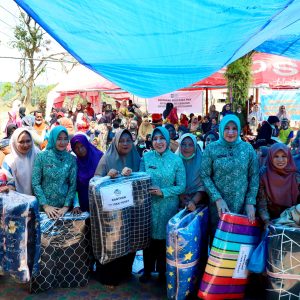 Kunjungi Dusun Sunting, Ketua Umum TP PKK Pusat Tri Tito Karnavian Salurkan Bantuan Pascabencana di Aceh Tamiang
