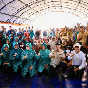 Dari Dusun Sunting, Ketum TP PKK Tri Tito Karnavian Bertolak ke Gampong Batang Ara Salurkan Bantuan Pascabencana