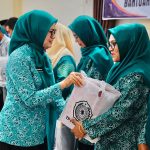 Serahkan Bantuan, Staf Ahli TP PKK Pusat Yakinkan Warga Kabupaten Agam Tidak Sendiri