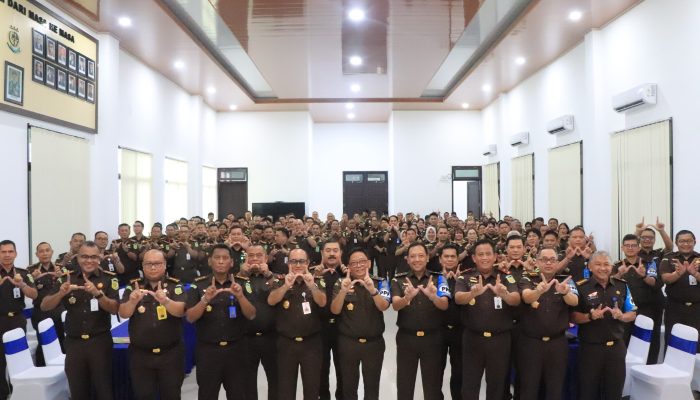 Kejati Maluku Terima Penghargaan Inspektur Pengawasan Kejagung Pasca Inspeksi Umum dan Khusus