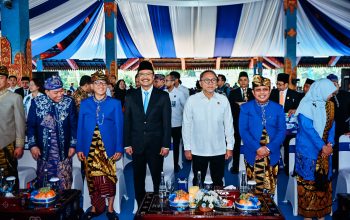 Kenakan Baju Adat Sasak, Mendes Hadiri HUT ke-68 Lombok Barat