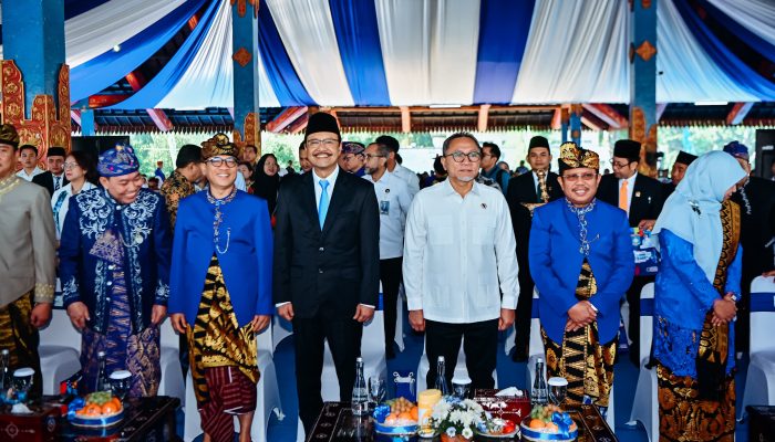 Kenakan Baju Adat Sasak, Mendes Hadiri HUT ke-68 Lombok Barat