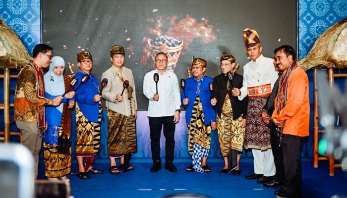 Mendes Tinjau Pameran Potensi Desa di Puncak HUT ke-68 Lombok Barat