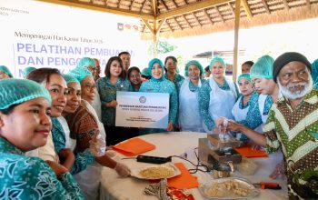 Ketum TP PKK Tri Tito Karnavian Puji Produk Lokal Unggulan Minyak Kemiri Kabupaten Belu