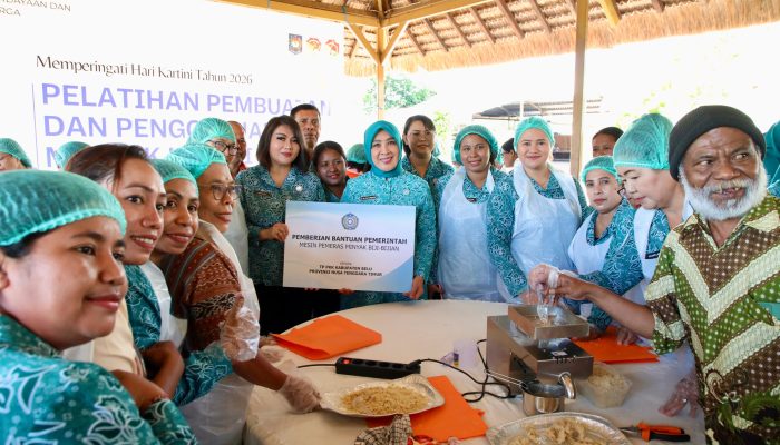 Ketum TP PKK Tri Tito Karnavian Puji Produk Lokal Unggulan Minyak Kemiri Kabupaten Belu