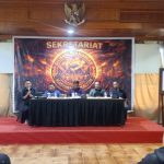 Hasil Konsolidasi, Aliansi Perjuangan Masyarakat Kaltim Tegaskan Akan Kawal Hak Angket Secara Berkelanjutan Tanpa Kompromi   Samarinda, – Aliansi Perjuangan Masyarakat Kalimantan Timur menggelar kegiatan Konsolidasi Akbar yang dihadiri oleh para pengurus dan anggota dari berbagai lapisan masyarakat, 29/4/2026.  Dalam pertemuan yang berlangsung di ruang pertemuan sekretariat aliansi tersebut, diambil keputusan penting terkait langkah strategis organisasi dalam mengawal proses Hak Angket yang dinilai menjadi jalan utama untuk menegakkan kebenaran dan keadilan di wilayah ini.   Kegiatan konsolidasi ini dihadiri oleh ratusan peserta yang hadir dengan semangat yang tinggi. Di atas panggung, para pemimpin organisasi menyampaikan arahan dan sikap resmi yang telah disepakati bersama. Dalam pernyataan resmi yang disampaikan usai pertemuan, organisasi yang dipimpin oleh Erly Sopiansyah selaku Jenderal Lapangan ini menegaskan empat poin utama sikap mereka terkait pengawalan Hak Angket.   Pertama, organisasi menetapkan bahwa Hak Angket merupakan hal yang bersifat mutlak atau “harga mati”. Menurut mereka, hak ini adalah hak konstitusional yang dimiliki rakyat untuk mengungkap fakta dan kebenaran, bukan sekadar alat politik yang dapat diperjualbelikan atau dijadikan bahan tawar-menawar. Langkah ini dinilai sebagai upaya untuk membenahi berbagai kebijakan yang dianggap telah merugikan dan menyengsarakan masyarakat Kalimantan Timur.   Kedua, Aliansi bertekad untuk mengawal proses ini tanpa kompromi. Pengawalan akan dilakukan di berbagai tempat dan cara, mulai dari posko perjuangan yang didirikan di depan Lamin Etam, di jalanan, hingga dalam ruang-ruang sidang resmi. Para pengurus menyatakan tidak akan mengenal lelah dan tidak akan mundur sebelum proses ini berjalan sebagaimana mestinya serta tujuannya tercapai, serta memastikan Hak Angket tidak dihambat atau diubah arahnya dari tujuan semula.   Ketiga, organisasi dengan tegas menolak segala bentuk intervensi yang berusaha membungkam suara mereka. Baik itu berupa tindakan intimidasi, bujukan, maupun tawaran bantuan yang bertujuan untuk menghentikan perjuangan, semuanya akan ditolak dengan tegas. Mereka menegaskan bahwa organisasi ini hanya bertanggung jawab kepada rakyat, mengingat seluruh kegiatan dan posko yang didirikan dibiayai sepenuhnya dari sumbangan dan dukungan masyarakat, sehingga perjuangan ini sepenuhnya milik rakyat.   Keempat, Aliansi mengajak seluruh warga Kalimantan Timur untuk turut berperan serta dalam mengawasi proses ini. Masyarakat diminta untuk melaporkan segala indikasi penyimpangan, seperti adanya anggota dewan yang diduga berbuat curang atau upaya yang bertujuan untuk melemahkan proses Hak Angket tersebut. Sebagai bentuk kemudahan, posko perjuangan dibuka selama 24 jam setiap hari untuk menerima dan menampung seluruh laporan yang disampaikan oleh warga.   “Perjuangan ini memang membutuhkan waktu dan proses yang panjang, namun kami berkomitmen untuk tetap bersatu di bawah satu komando. Kami tidak akan berhenti sebelum Hak Angket dijalankan sepenuhnya dan kebenaran dapat ditegakkan demi kepentingan seluruh rakyat Kalimantan Timur,” tegas Erly Sopiansyah dalam pernyataannya.   Kegiatan konsolidasi ini menjadi bukti kesatuan tekad organisasi dalam memperjuangkan aspirasi masyarakat, dengan semangat yang terangkum dalam semboyan mereka: “Bersatu, Berjuang, Berdaulat! Untuk Keadilan, Kesejahteraan, dan Kemandirian Kaltim.”