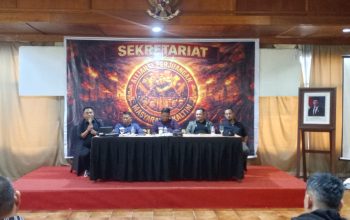 Hasil Konsolidasi, Aliansi Perjuangan Masyarakat Kaltim Tegaskan Akan Kawal Hak Angket Secara Berkelanjutan Tanpa Kompromi   Samarinda, – Aliansi Perjuangan Masyarakat Kalimantan Timur menggelar kegiatan Konsolidasi Akbar yang dihadiri oleh para pengurus dan anggota dari berbagai lapisan masyarakat, 29/4/2026.  Dalam pertemuan yang berlangsung di ruang pertemuan sekretariat aliansi tersebut, diambil keputusan penting terkait langkah strategis organisasi dalam mengawal proses Hak Angket yang dinilai menjadi jalan utama untuk menegakkan kebenaran dan keadilan di wilayah ini.   Kegiatan konsolidasi ini dihadiri oleh ratusan peserta yang hadir dengan semangat yang tinggi. Di atas panggung, para pemimpin organisasi menyampaikan arahan dan sikap resmi yang telah disepakati bersama. Dalam pernyataan resmi yang disampaikan usai pertemuan, organisasi yang dipimpin oleh Erly Sopiansyah selaku Jenderal Lapangan ini menegaskan empat poin utama sikap mereka terkait pengawalan Hak Angket.   Pertama, organisasi menetapkan bahwa Hak Angket merupakan hal yang bersifat mutlak atau “harga mati”. Menurut mereka, hak ini adalah hak konstitusional yang dimiliki rakyat untuk mengungkap fakta dan kebenaran, bukan sekadar alat politik yang dapat diperjualbelikan atau dijadikan bahan tawar-menawar. Langkah ini dinilai sebagai upaya untuk membenahi berbagai kebijakan yang dianggap telah merugikan dan menyengsarakan masyarakat Kalimantan Timur.   Kedua, Aliansi bertekad untuk mengawal proses ini tanpa kompromi. Pengawalan akan dilakukan di berbagai tempat dan cara, mulai dari posko perjuangan yang didirikan di depan Lamin Etam, di jalanan, hingga dalam ruang-ruang sidang resmi. Para pengurus menyatakan tidak akan mengenal lelah dan tidak akan mundur sebelum proses ini berjalan sebagaimana mestinya serta tujuannya tercapai, serta memastikan Hak Angket tidak dihambat atau diubah arahnya dari tujuan semula.   Ketiga, organisasi dengan tegas menolak segala bentuk intervensi yang berusaha membungkam suara mereka. Baik itu berupa tindakan intimidasi, bujukan, maupun tawaran bantuan yang bertujuan untuk menghentikan perjuangan, semuanya akan ditolak dengan tegas. Mereka menegaskan bahwa organisasi ini hanya bertanggung jawab kepada rakyat, mengingat seluruh kegiatan dan posko yang didirikan dibiayai sepenuhnya dari sumbangan dan dukungan masyarakat, sehingga perjuangan ini sepenuhnya milik rakyat.   Keempat, Aliansi mengajak seluruh warga Kalimantan Timur untuk turut berperan serta dalam mengawasi proses ini. Masyarakat diminta untuk melaporkan segala indikasi penyimpangan, seperti adanya anggota dewan yang diduga berbuat curang atau upaya yang bertujuan untuk melemahkan proses Hak Angket tersebut. Sebagai bentuk kemudahan, posko perjuangan dibuka selama 24 jam setiap hari untuk menerima dan menampung seluruh laporan yang disampaikan oleh warga.   “Perjuangan ini memang membutuhkan waktu dan proses yang panjang, namun kami berkomitmen untuk tetap bersatu di bawah satu komando. Kami tidak akan berhenti sebelum Hak Angket dijalankan sepenuhnya dan kebenaran dapat ditegakkan demi kepentingan seluruh rakyat Kalimantan Timur,” tegas Erly Sopiansyah dalam pernyataannya.   Kegiatan konsolidasi ini menjadi bukti kesatuan tekad organisasi dalam memperjuangkan aspirasi masyarakat, dengan semangat yang terangkum dalam semboyan mereka: “Bersatu, Berjuang, Berdaulat! Untuk Keadilan, Kesejahteraan, dan Kemandirian Kaltim.”