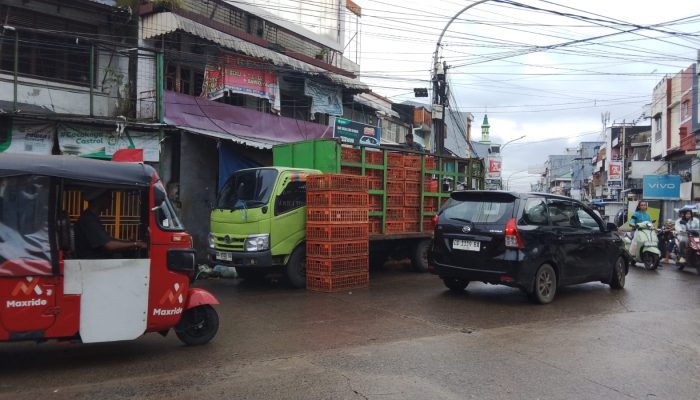 Diduga Pembiaran, Aktivitas Bongkar Muat Ayam di Bontoala Lumpuhkan Jalan: Camat Kemana?